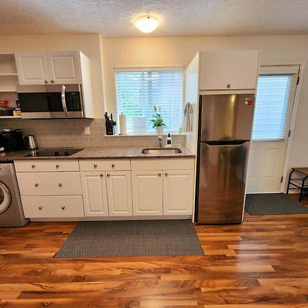 Adorable 1- Bedroom Suite In Langford Victoria Extérieur photo