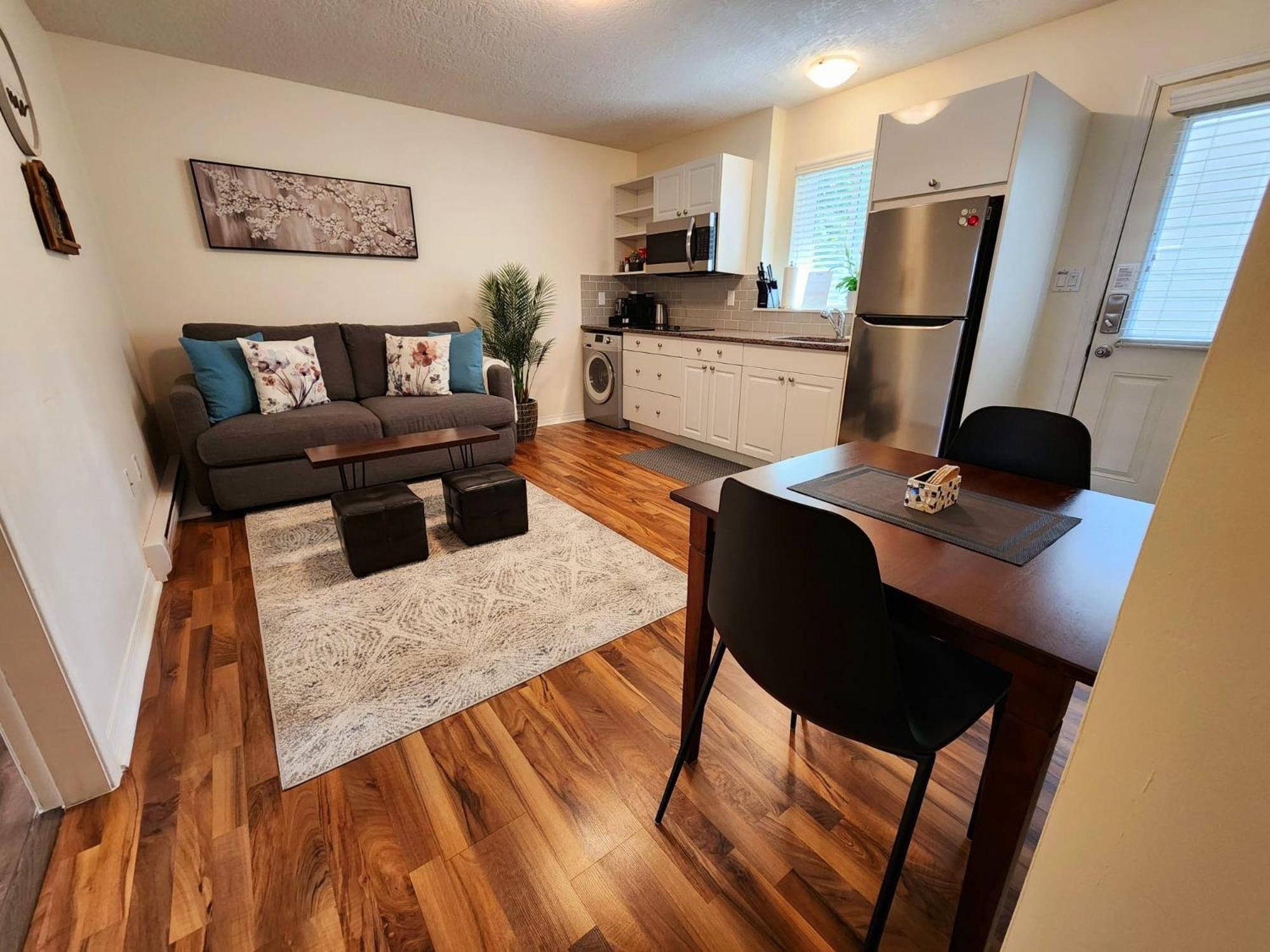 Adorable 1- Bedroom Suite In Langford Victoria Extérieur photo